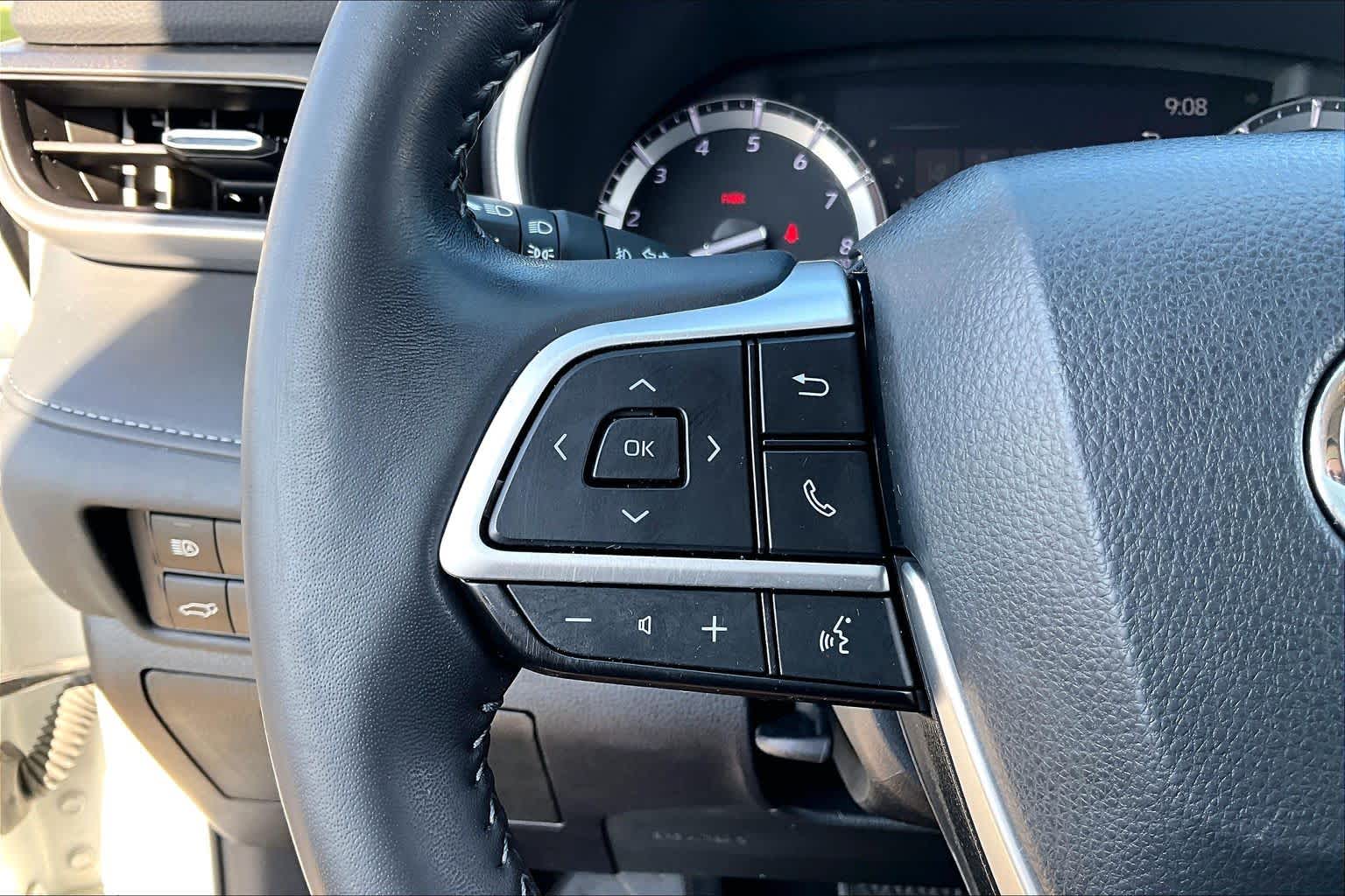 2022 Toyota Highlander XLE Wind Chill Pearl at Beck & Masten Kia