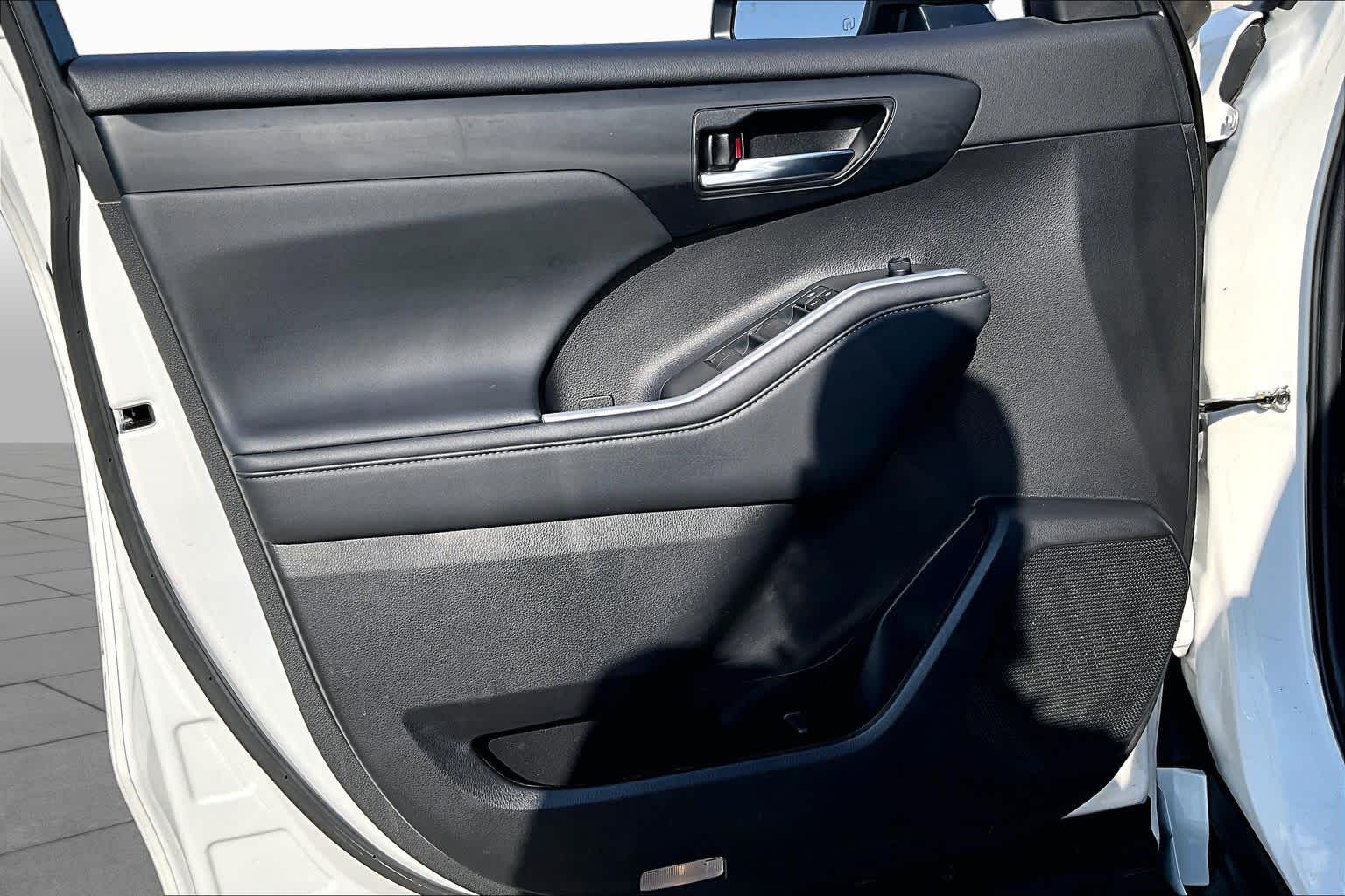 2022 Toyota Highlander XLE Wind Chill Pearl at Beck & Masten Kia