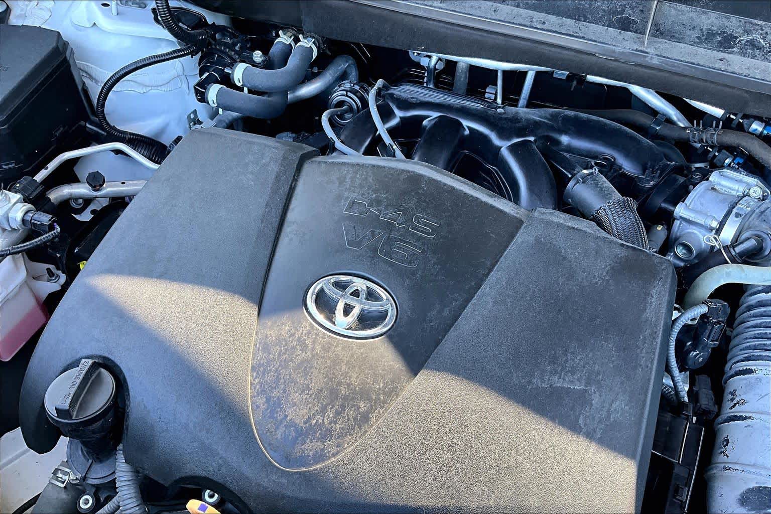 2022 Toyota Highlander XLE Wind Chill Pearl at Beck & Masten Kia