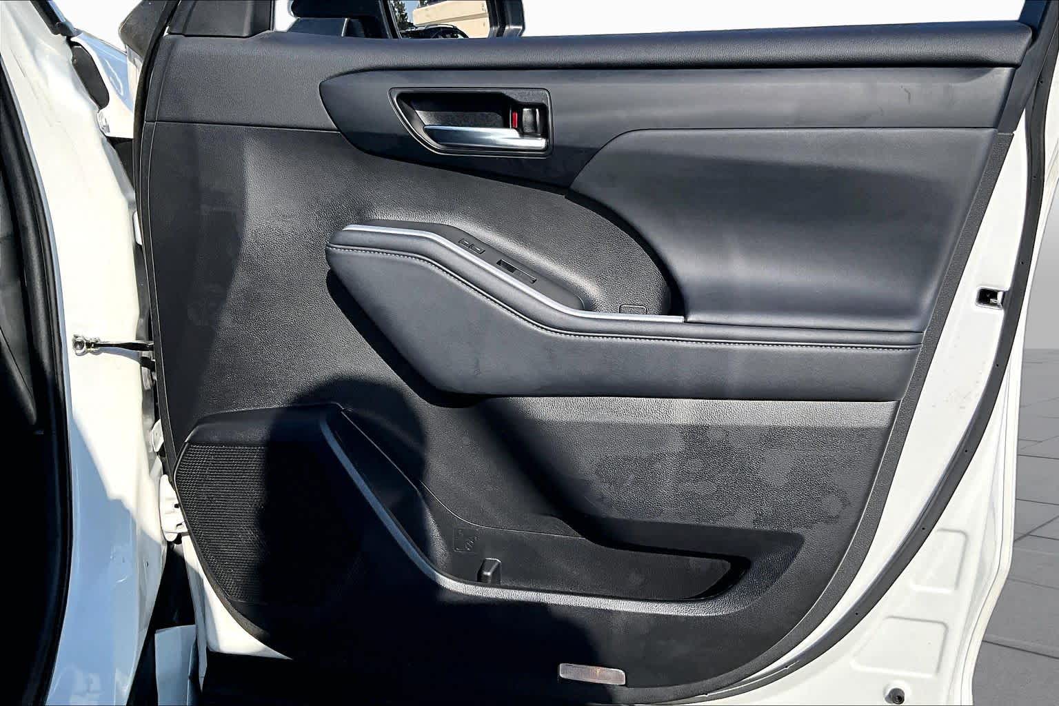 2022 Toyota Highlander XLE Wind Chill Pearl at Beck & Masten Kia