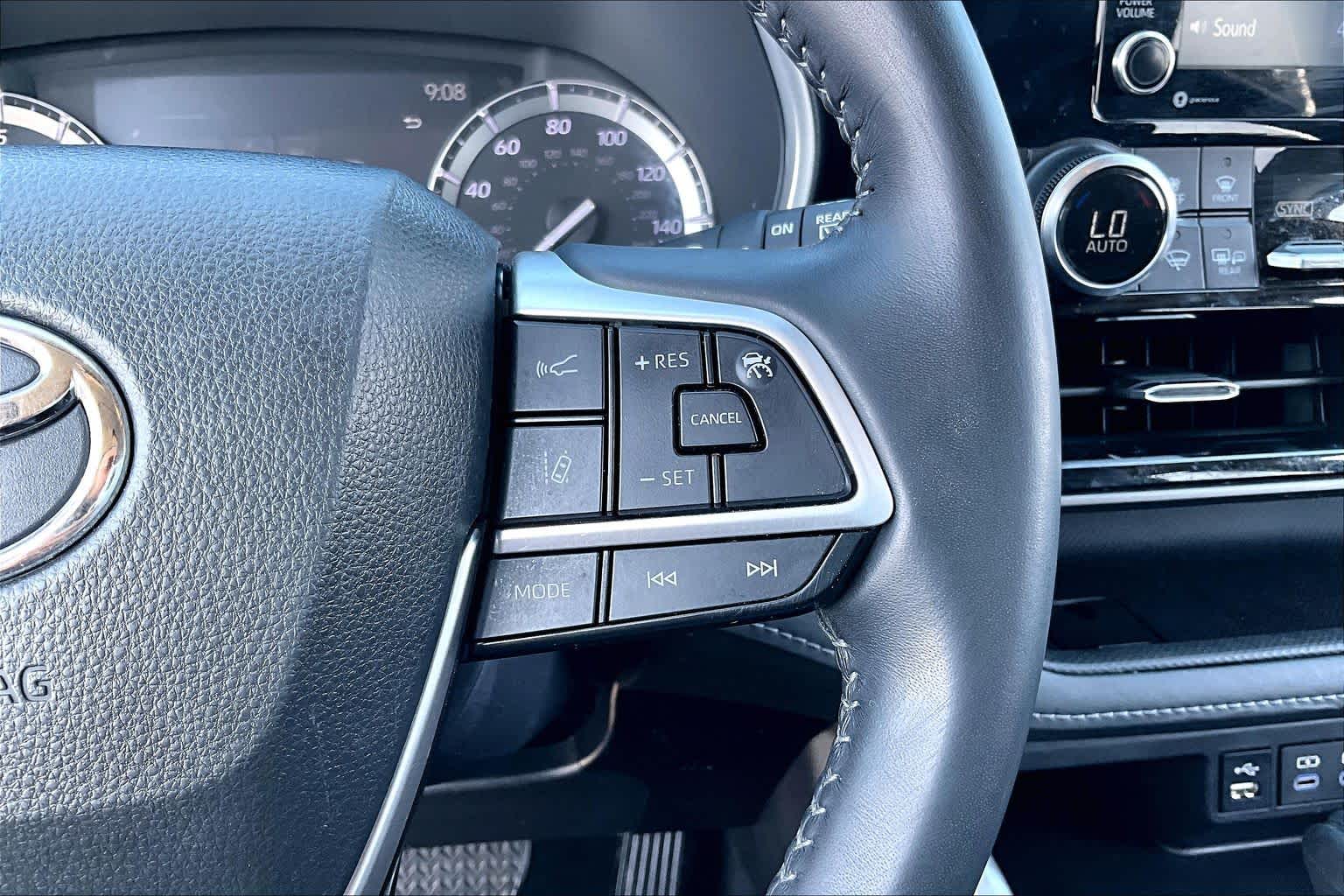 2022 Toyota Highlander XLE Wind Chill Pearl at Beck & Masten Kia