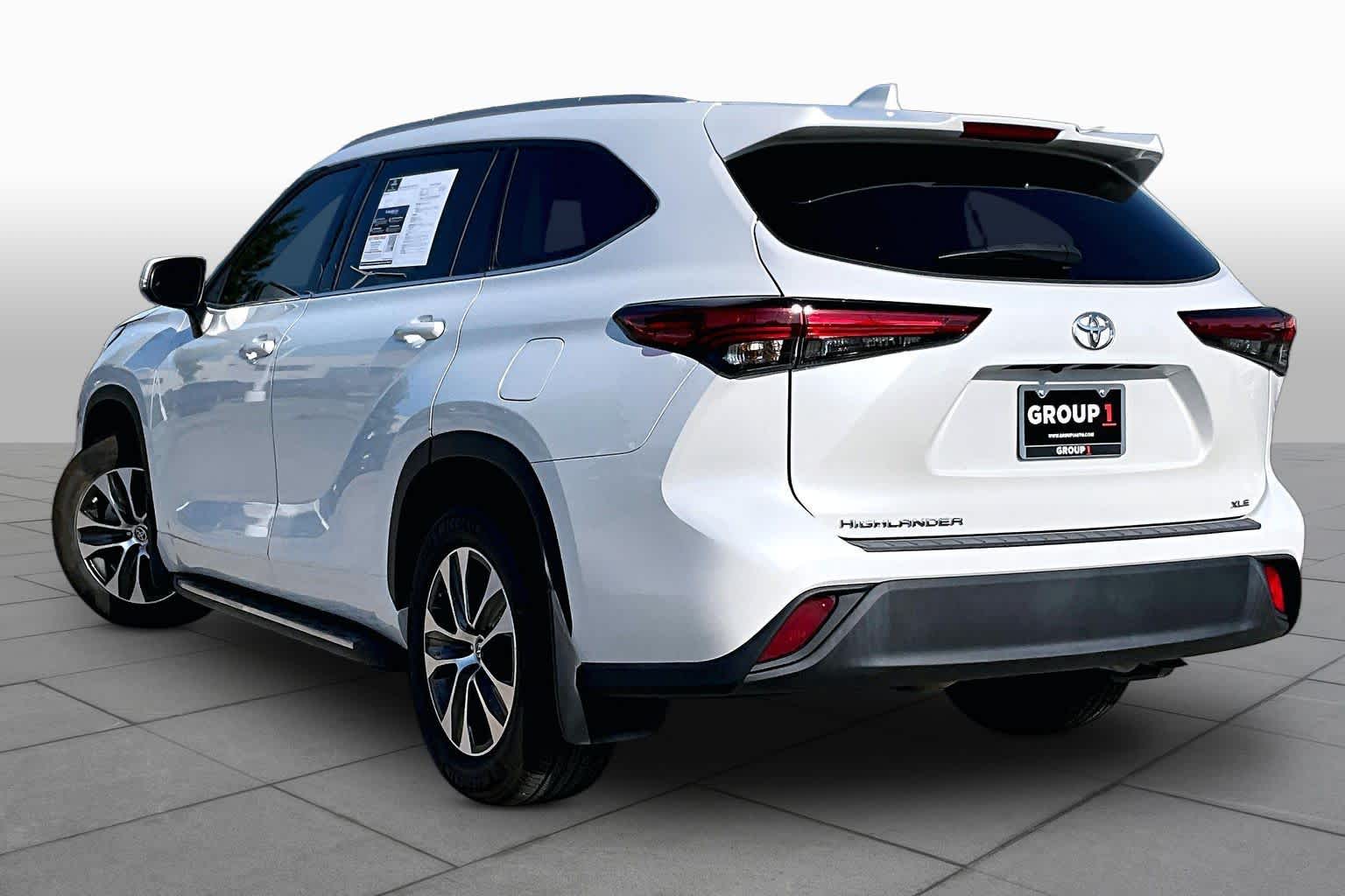 2022 Toyota Highlander XLE Wind Chill Pearl at Beck & Masten Kia
