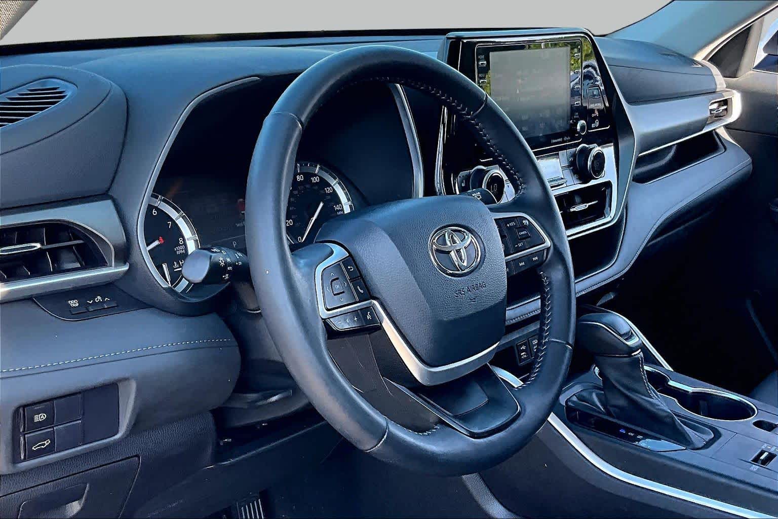 2022 Toyota Highlander XLE Wind Chill Pearl at Beck & Masten Kia