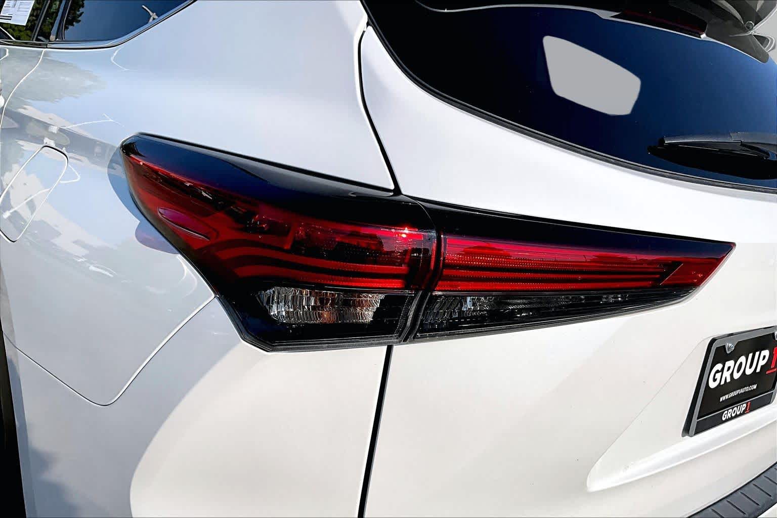 2022 Toyota Highlander XLE Wind Chill Pearl at Beck & Masten Kia