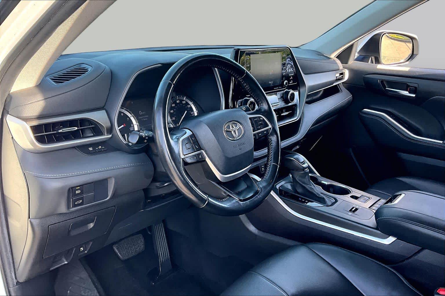 2022 Toyota Highlander XLE Wind Chill Pearl at AutoNation USA Katy