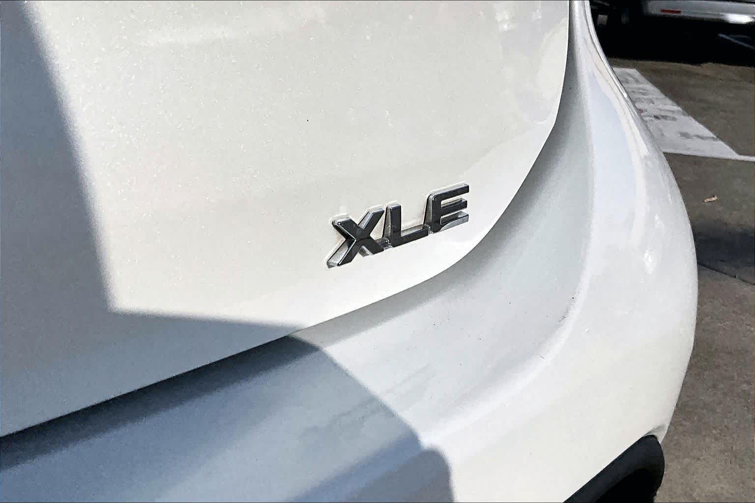 2022 Toyota Highlander XLE Wind Chill Pearl at AutoNation USA Katy