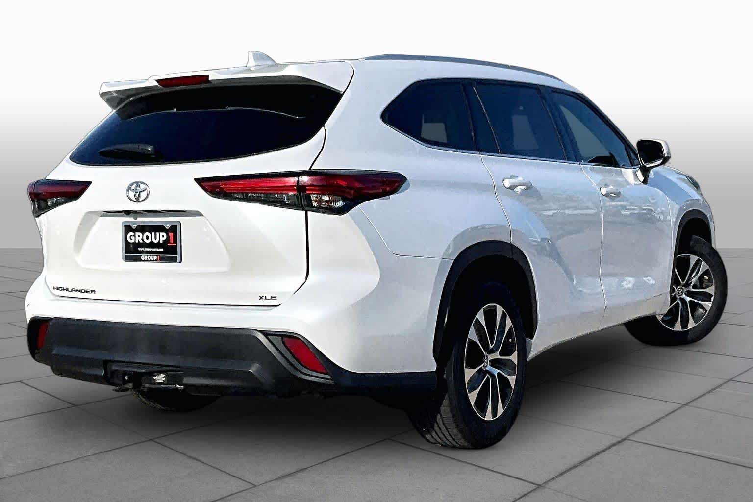 2022 Toyota Highlander XLE Wind Chill Pearl at AutoNation USA Katy