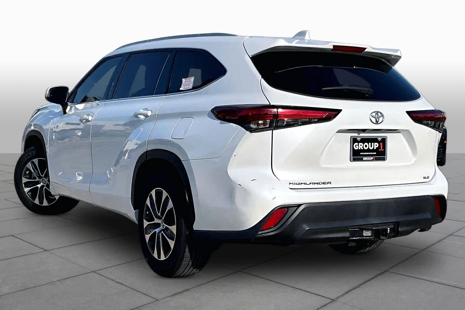 2022 Toyota Highlander XLE Wind Chill Pearl at AutoNation USA Katy