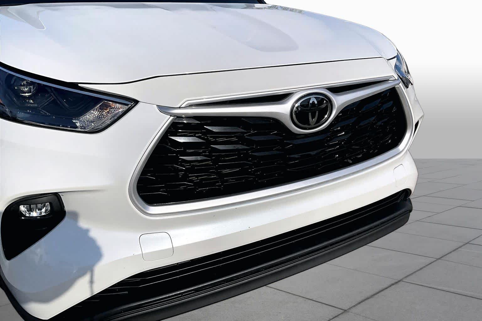 2022 Toyota Highlander XLE Wind Chill Pearl at AutoNation USA Katy