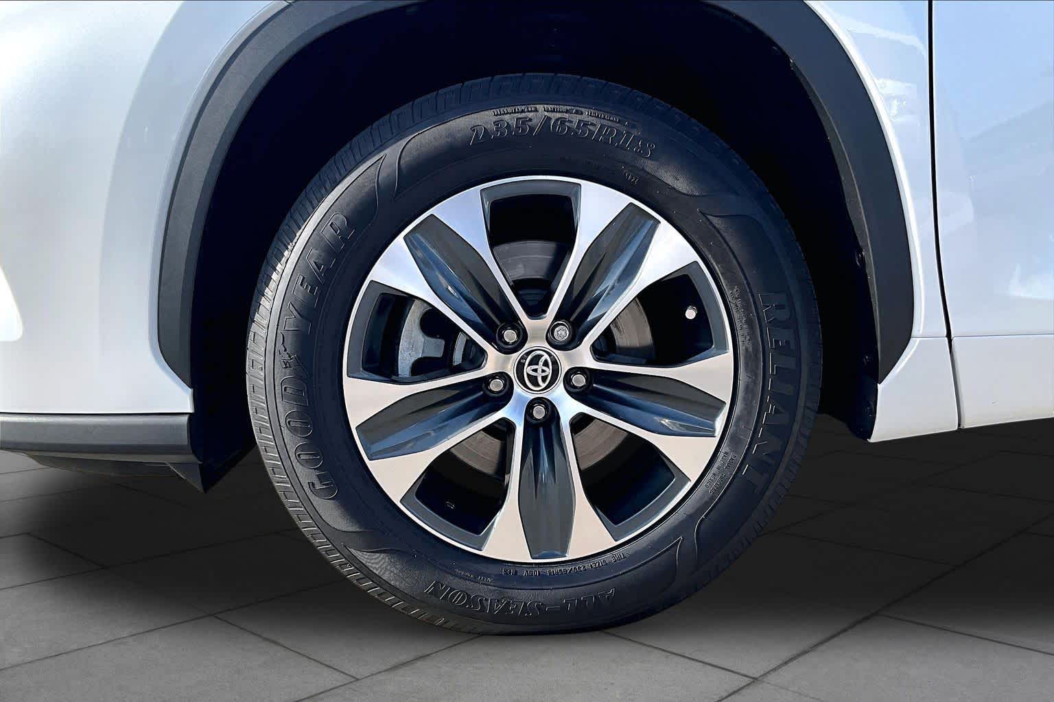 2022 Toyota Highlander XLE Wind Chill Pearl at AutoNation USA Katy
