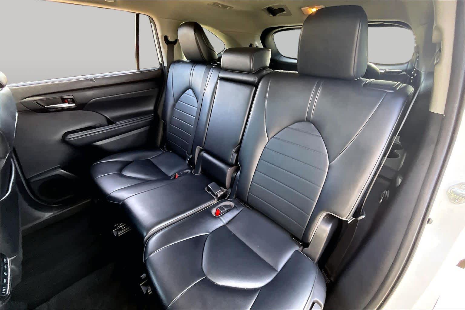 2022 Toyota Highlander XLE Wind Chill Pearl at AutoNation USA Katy