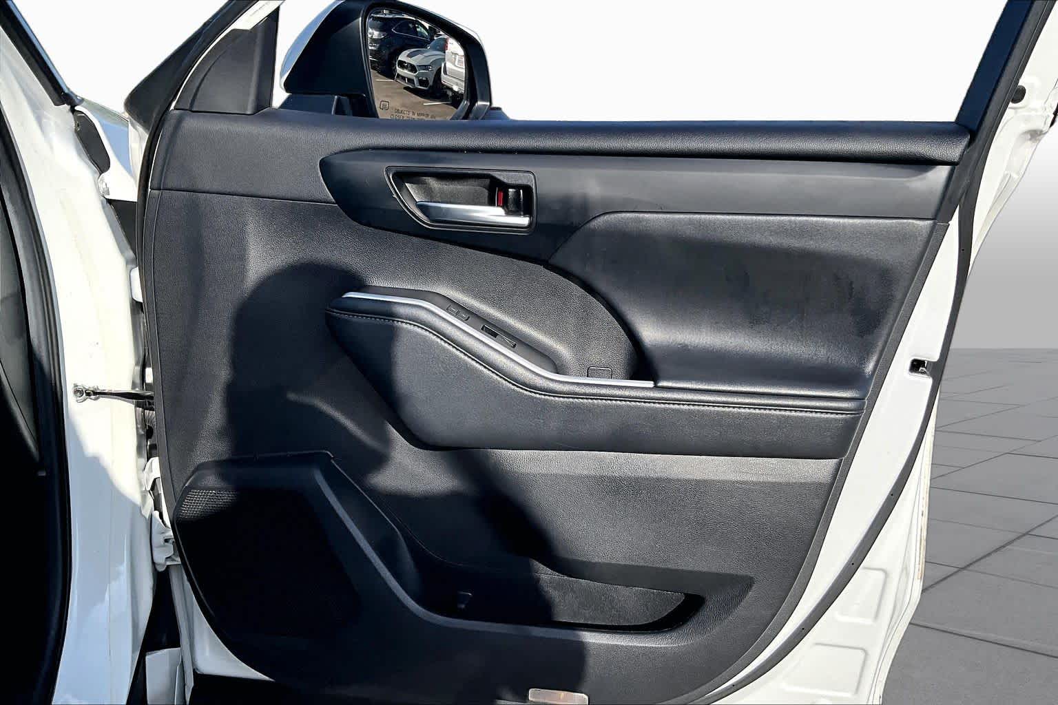 2022 Toyota Highlander XLE Wind Chill Pearl at AutoNation USA Katy