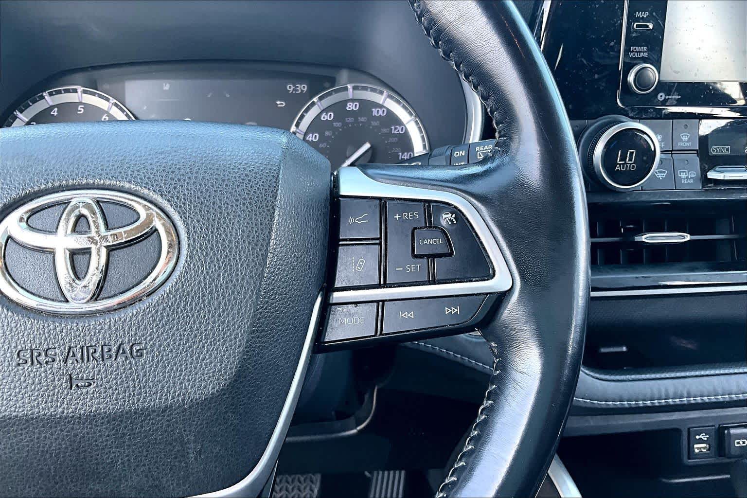 2022 Toyota Highlander XLE Wind Chill Pearl at AutoNation USA Katy