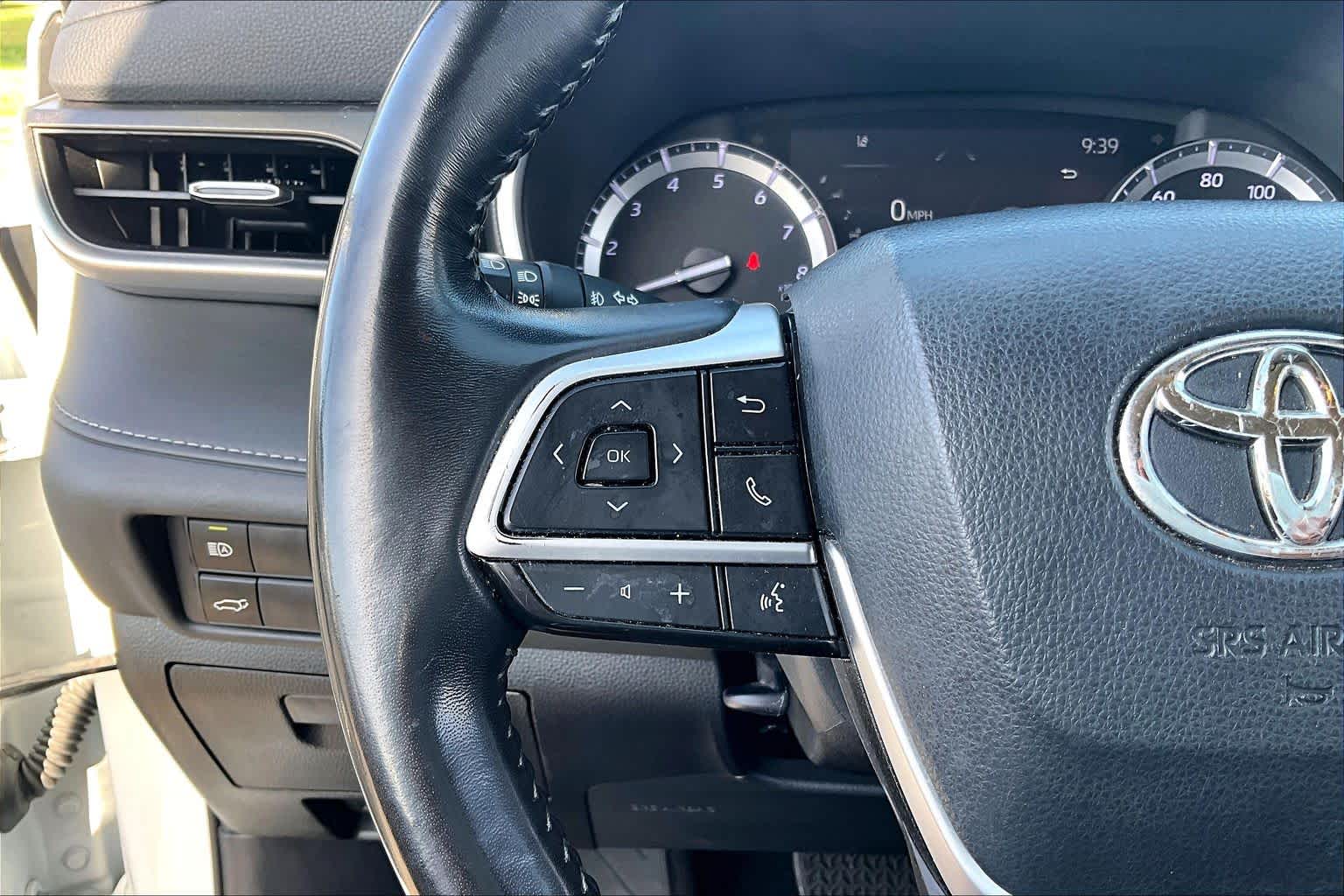 2022 Toyota Highlander XLE Wind Chill Pearl at AutoNation USA Katy