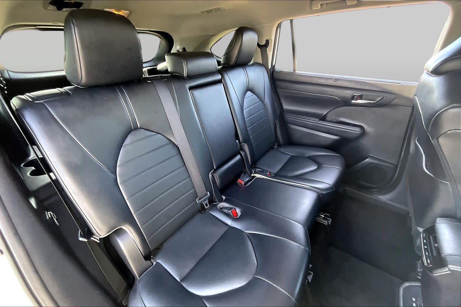 2022 Toyota Highlander XLE Wind Chill Pearl at AutoNation USA Katy