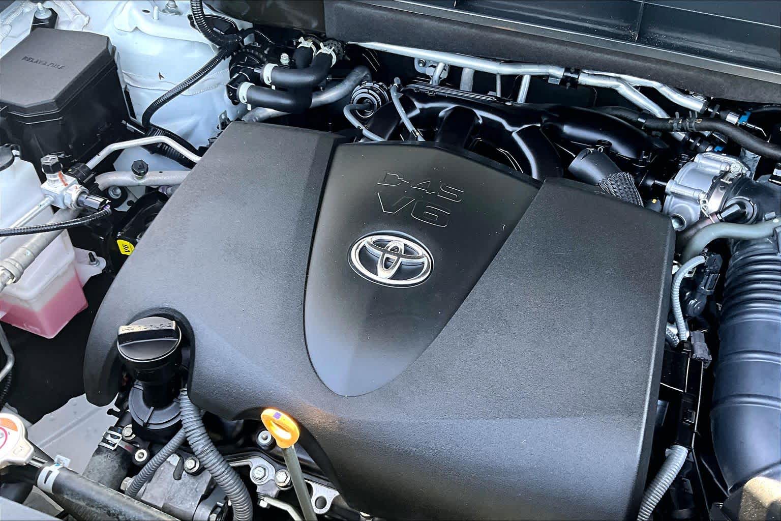 2022 Toyota Highlander XLE Wind Chill Pearl at AutoNation USA Katy