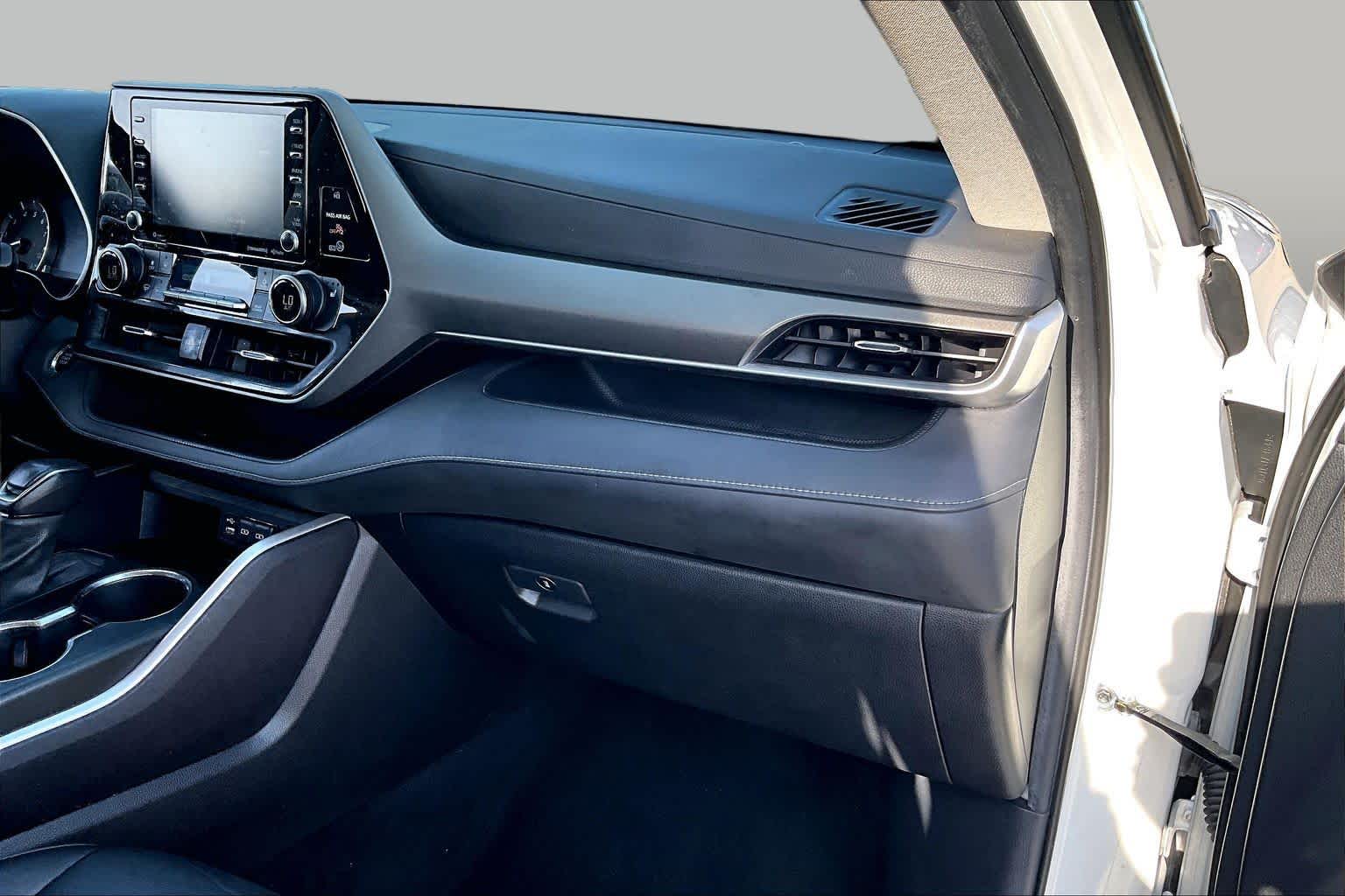 2022 Toyota Highlander XLE Wind Chill Pearl at AutoNation USA Katy