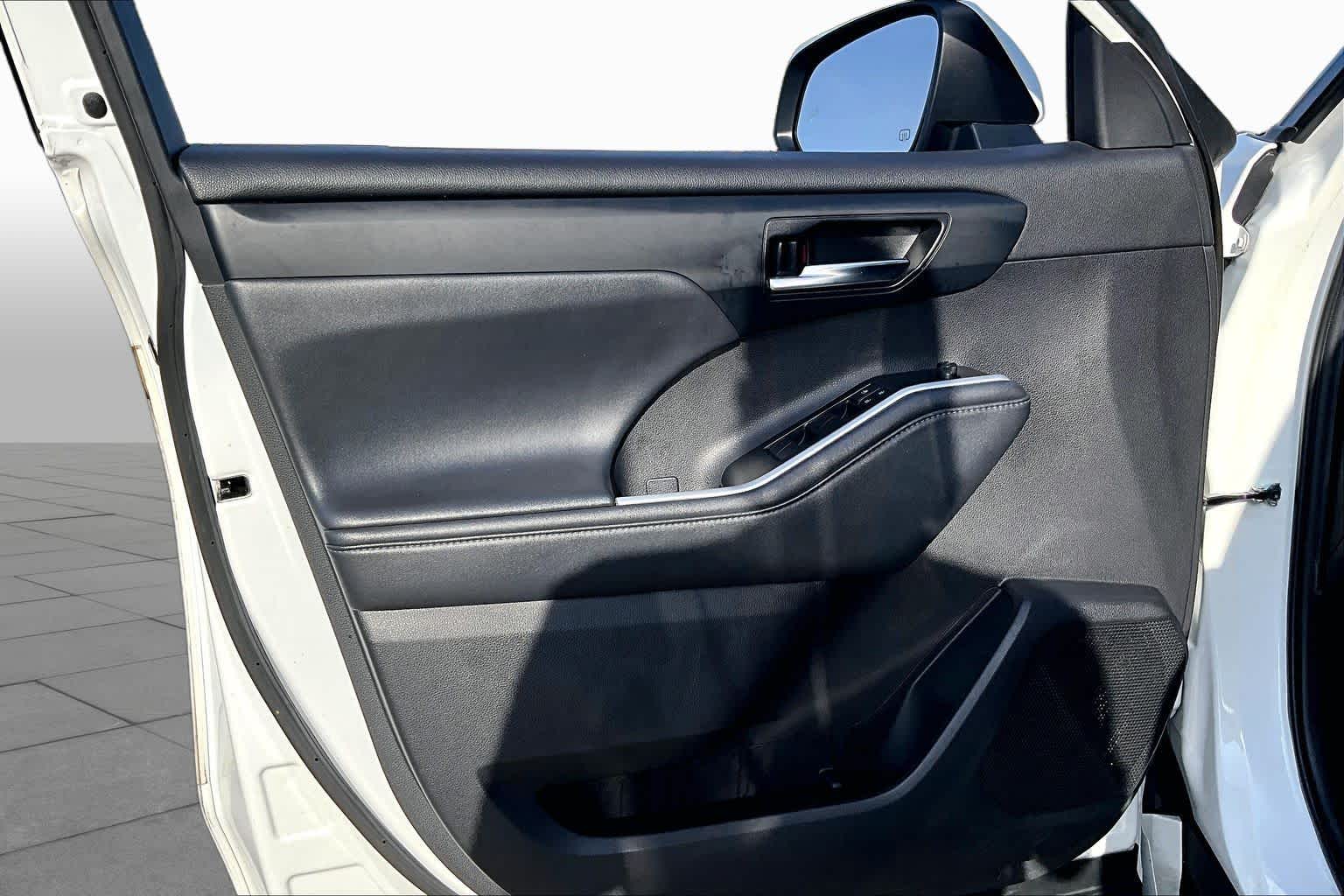 2022 Toyota Highlander XLE Wind Chill Pearl at AutoNation USA Katy