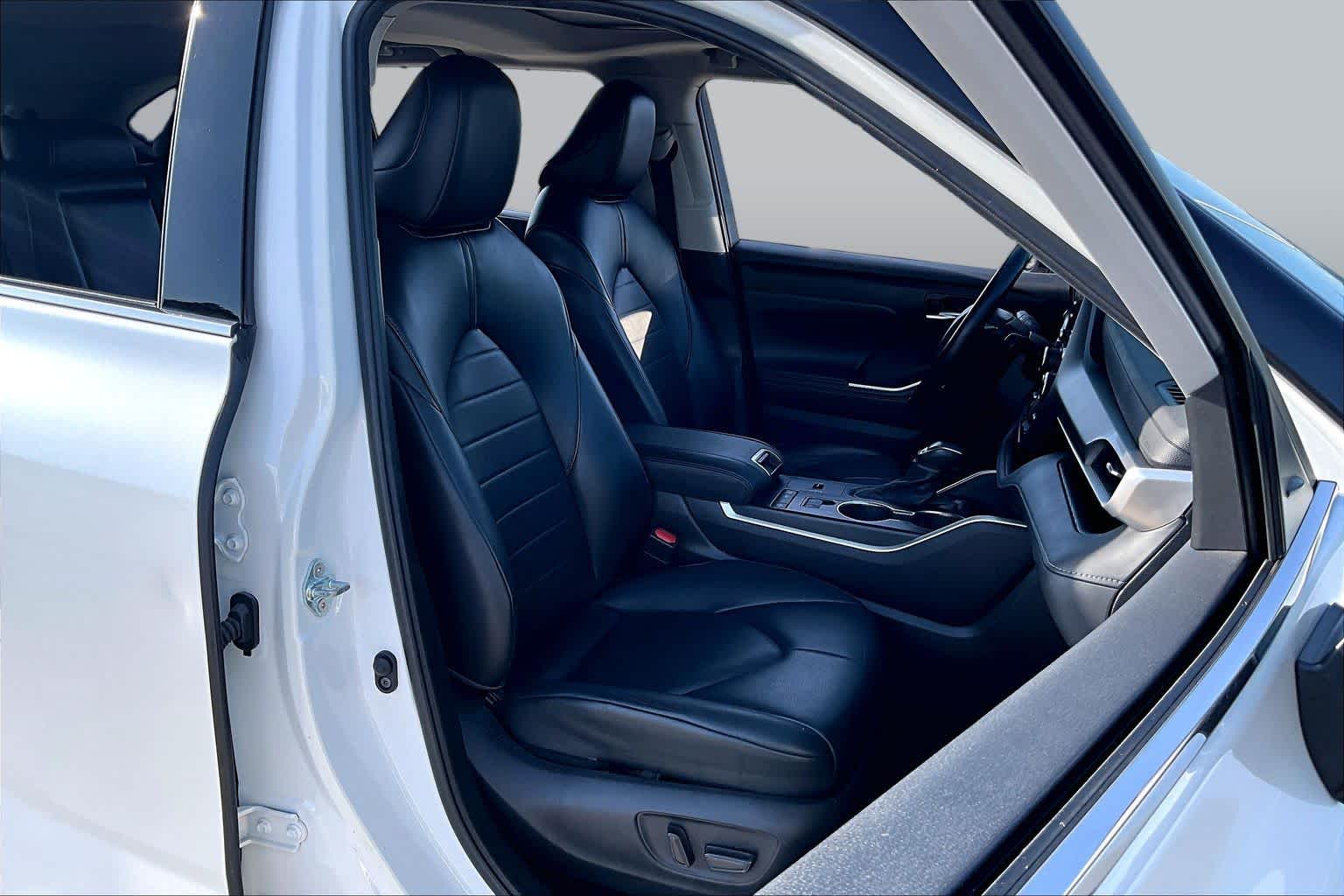 2022 Toyota Highlander XLE Wind Chill Pearl at AutoNation USA Katy