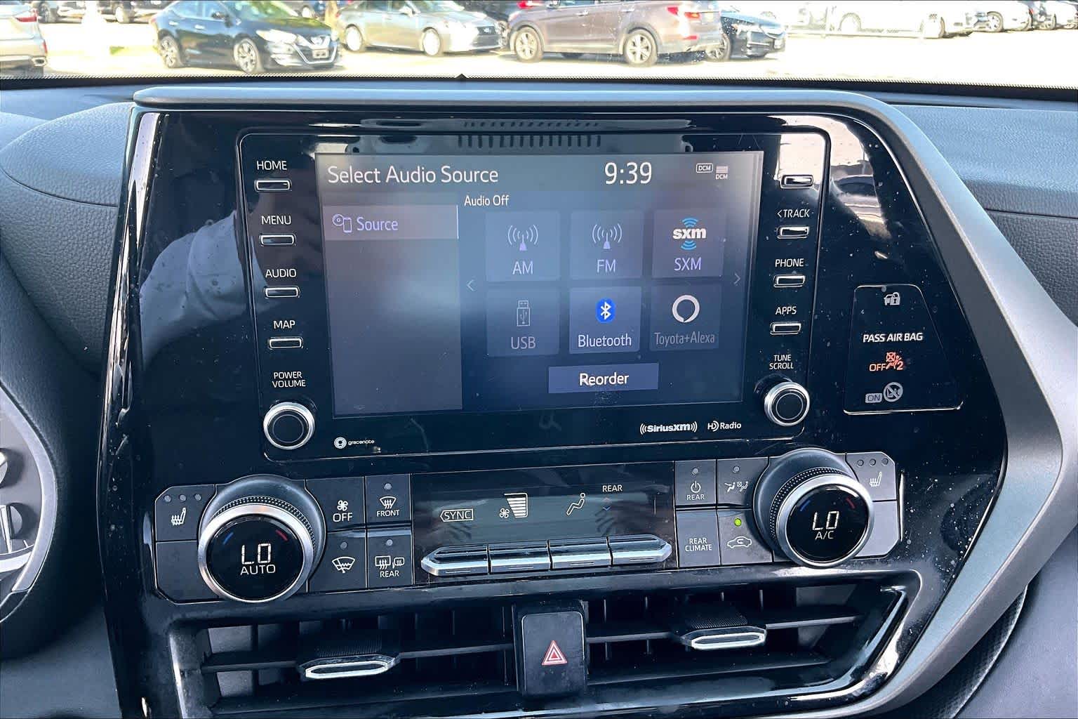 2022 Toyota Highlander XLE Wind Chill Pearl at AutoNation USA Katy