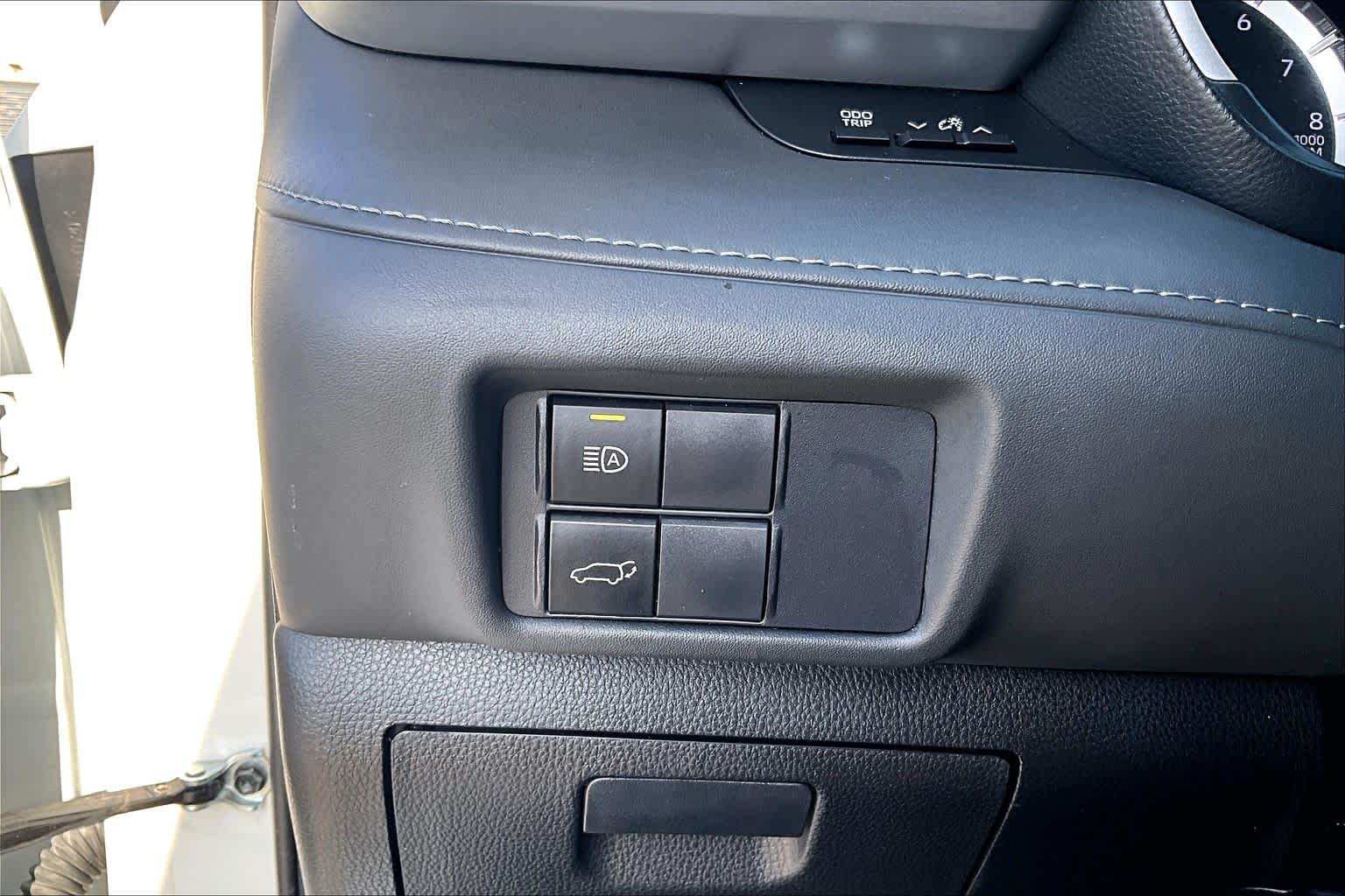 2022 Toyota Highlander XLE Wind Chill Pearl at AutoNation USA Katy