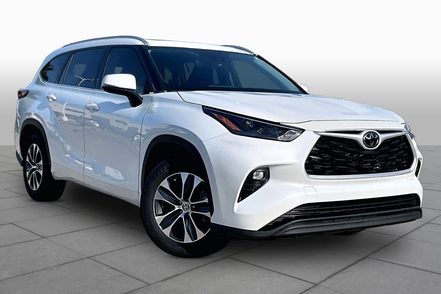 2022 Toyota Highlander XLE Wind Chill Pearl at AutoNation USA Katy