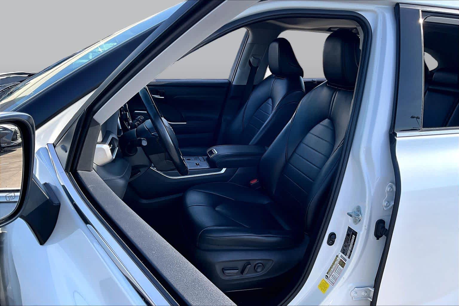 2022 Toyota Highlander XLE Wind Chill Pearl at AutoNation USA Katy