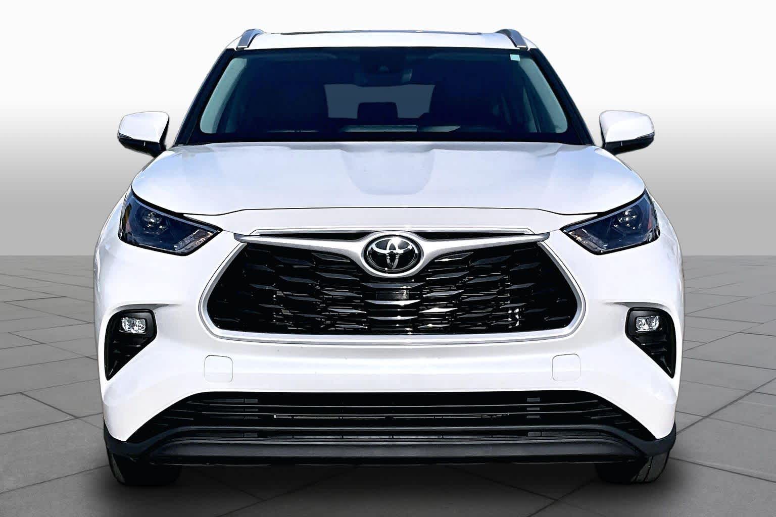 2022 Toyota Highlander XLE Wind Chill Pearl at AutoNation USA Katy