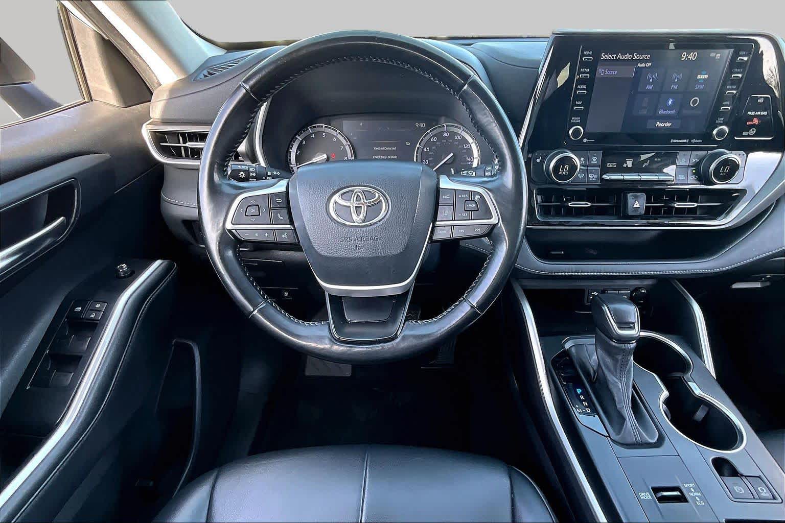 2022 Toyota Highlander XLE Wind Chill Pearl at AutoNation USA Katy