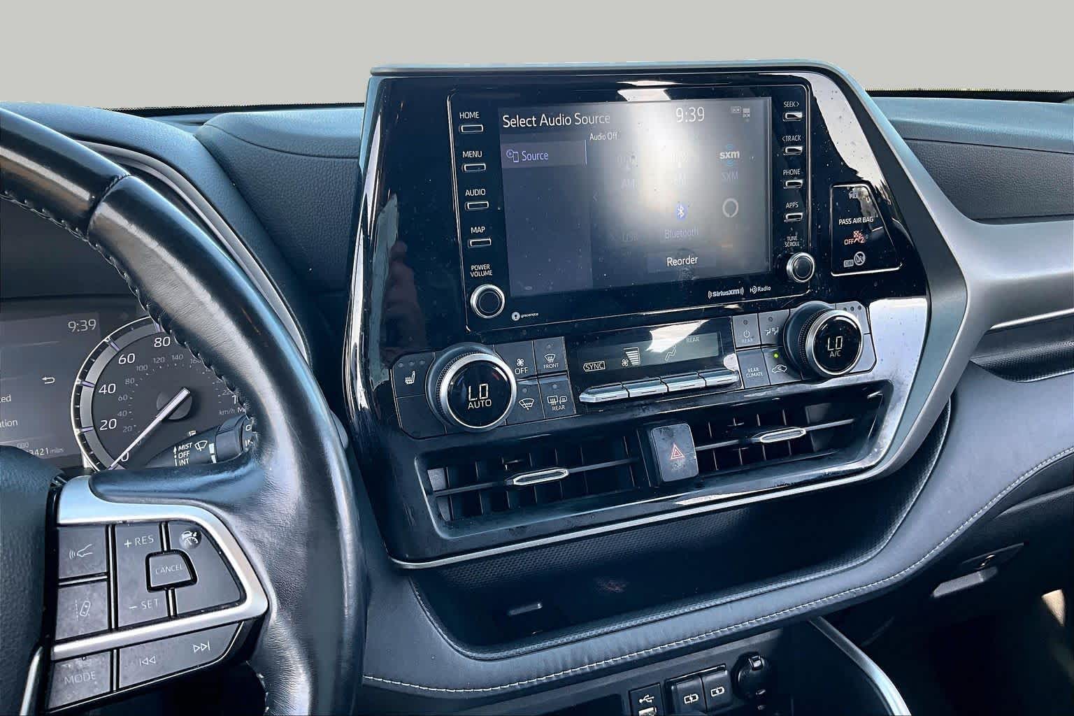 2022 Toyota Highlander XLE Wind Chill Pearl at AutoNation USA Katy