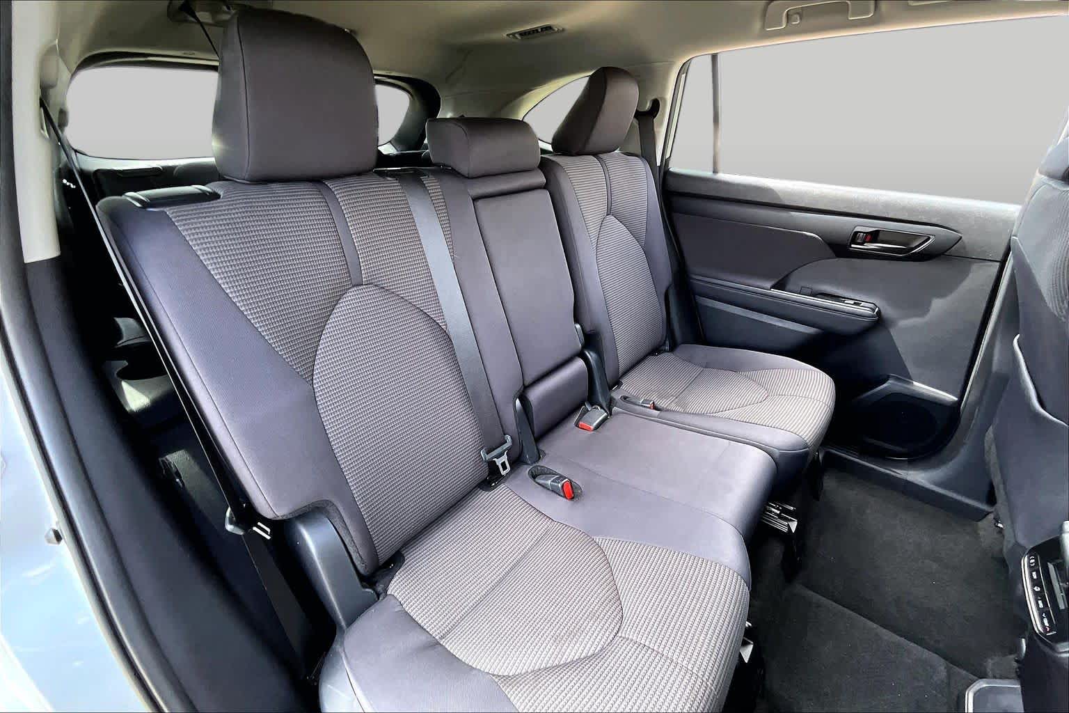 2025 Toyota Highlander XLE Celestial Silver Metallic at Team Toyota