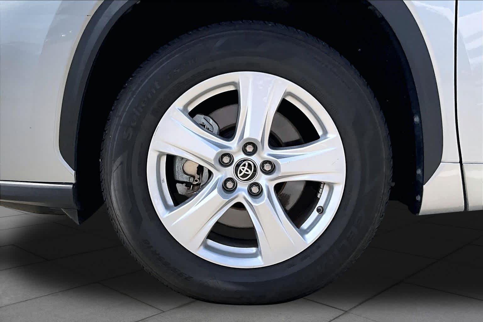 2025 Toyota Highlander XLE Celestial Silver Metallic at Team Toyota