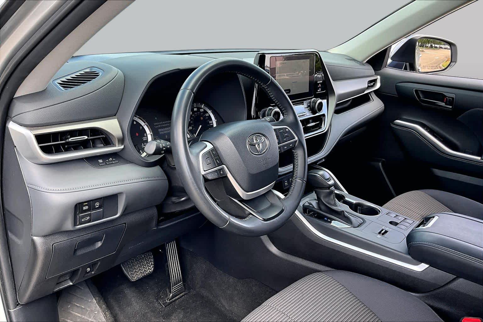 2025 Toyota Highlander XLE Celestial Silver Metallic at Team Toyota