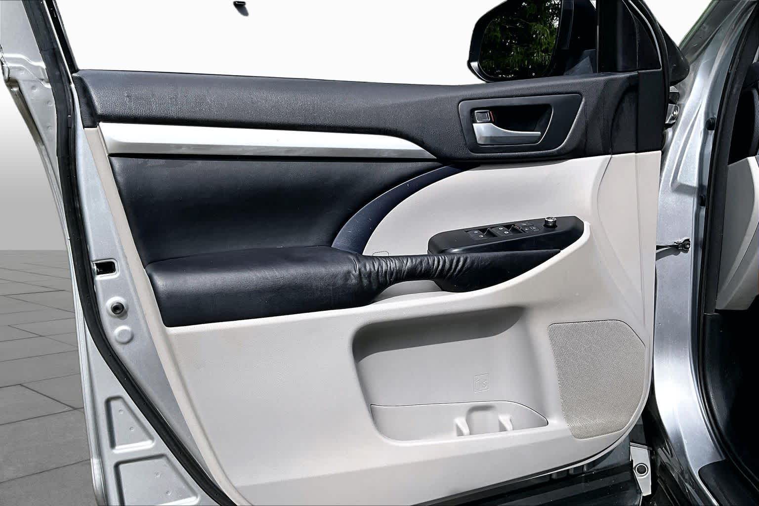 2016 Toyota Highlander XLE Silver Sky Metallic at AutoNation USA Katy