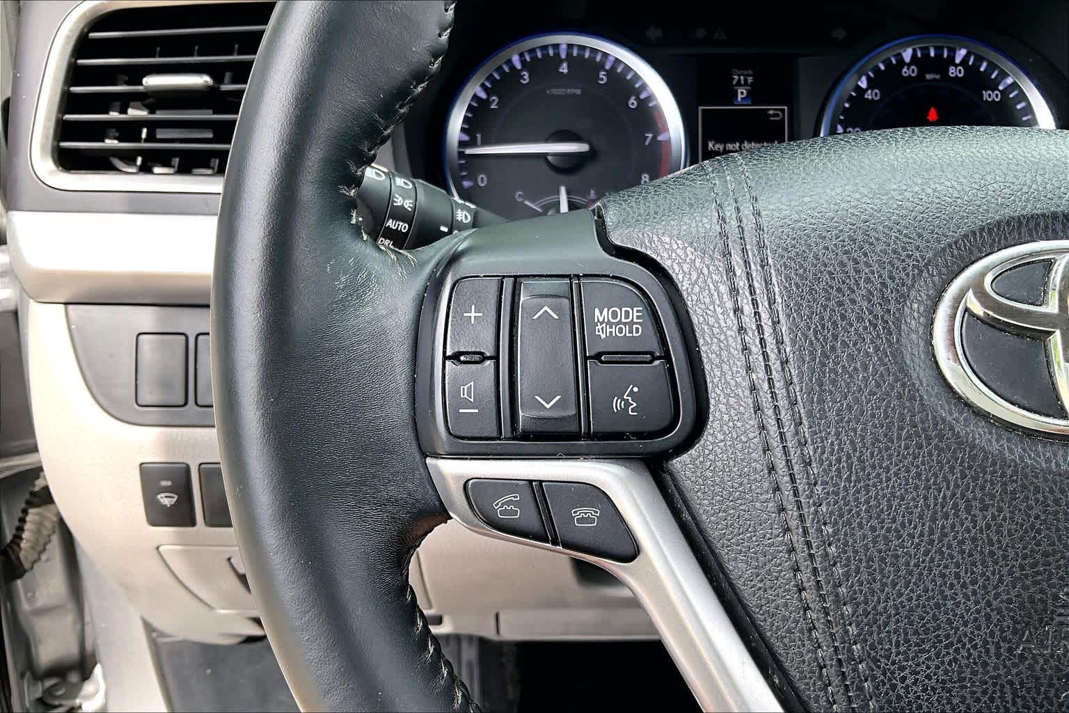 2016 Toyota Highlander XLE Silver Sky Metallic at AutoNation USA Katy