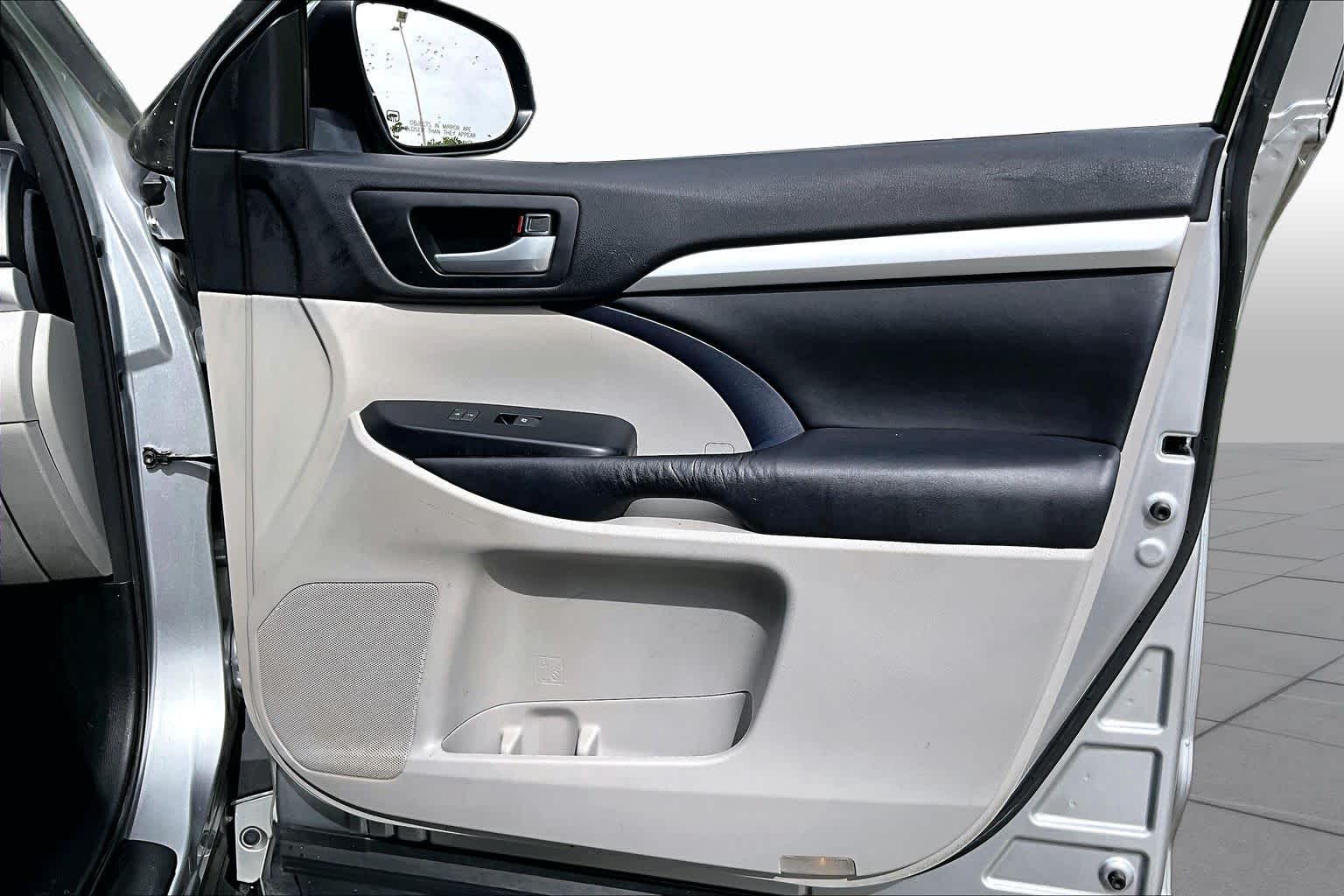 2016 Toyota Highlander XLE Silver Sky Metallic at AutoNation USA Katy