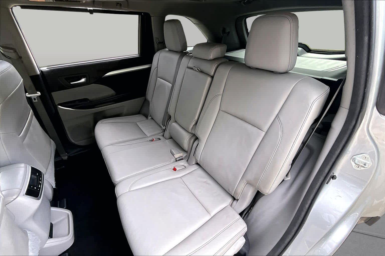 2016 Toyota Highlander XLE Silver Sky Metallic at AutoNation USA Katy