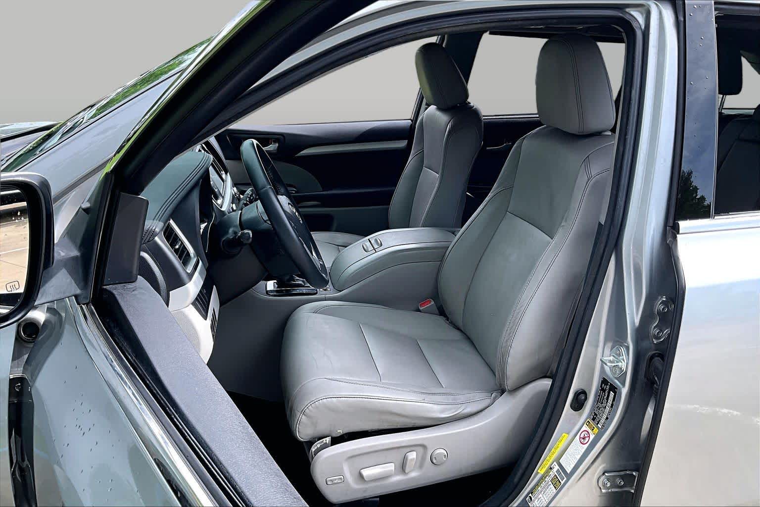 2016 Toyota Highlander XLE Silver Sky Metallic at AutoNation USA Katy