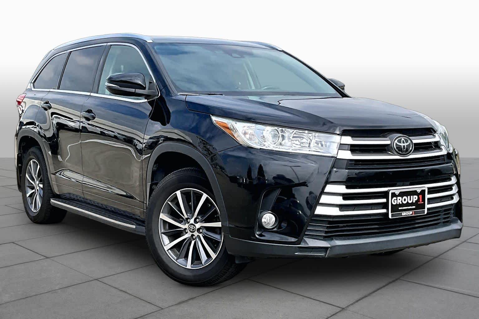2017 Toyota Highlander photo 3 of 33