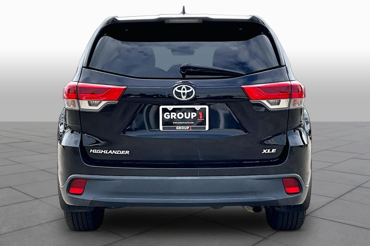 2017 Toyota Highlander photo 5 of 33