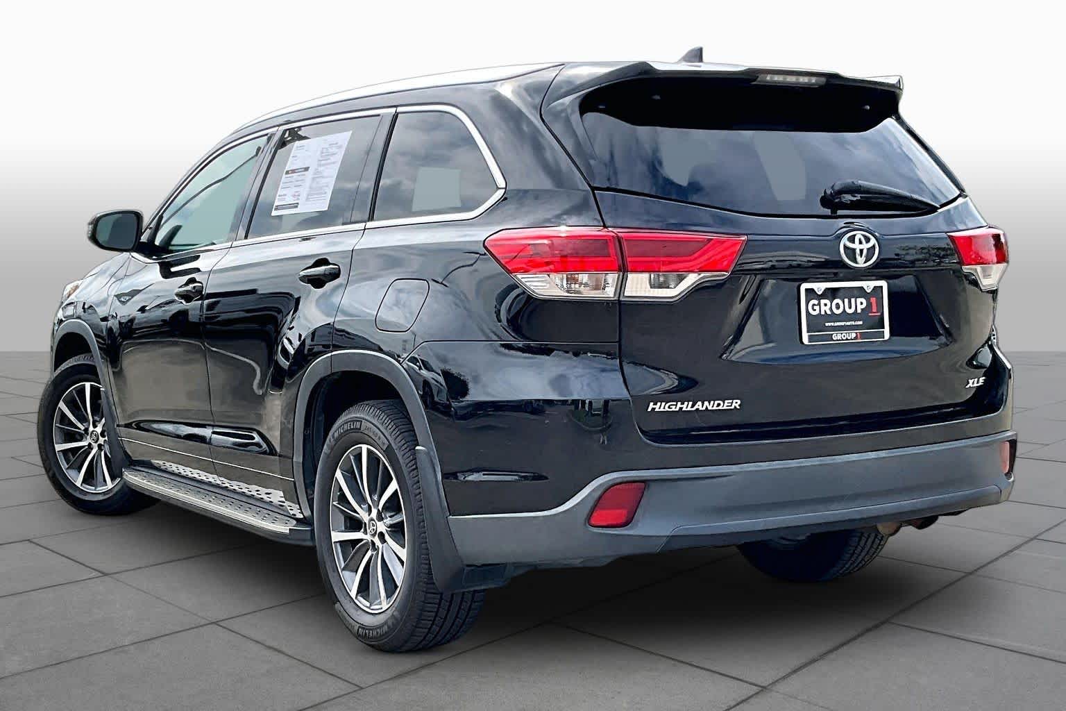 2017 Toyota Highlander photo 11 of 33