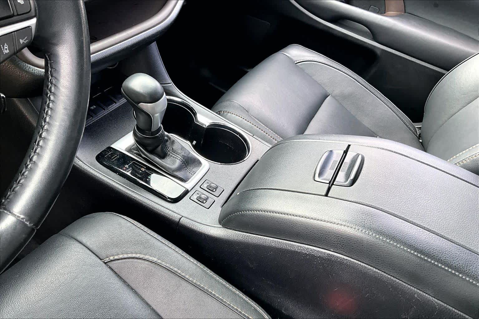2017 Toyota Highlander photo 15 of 33