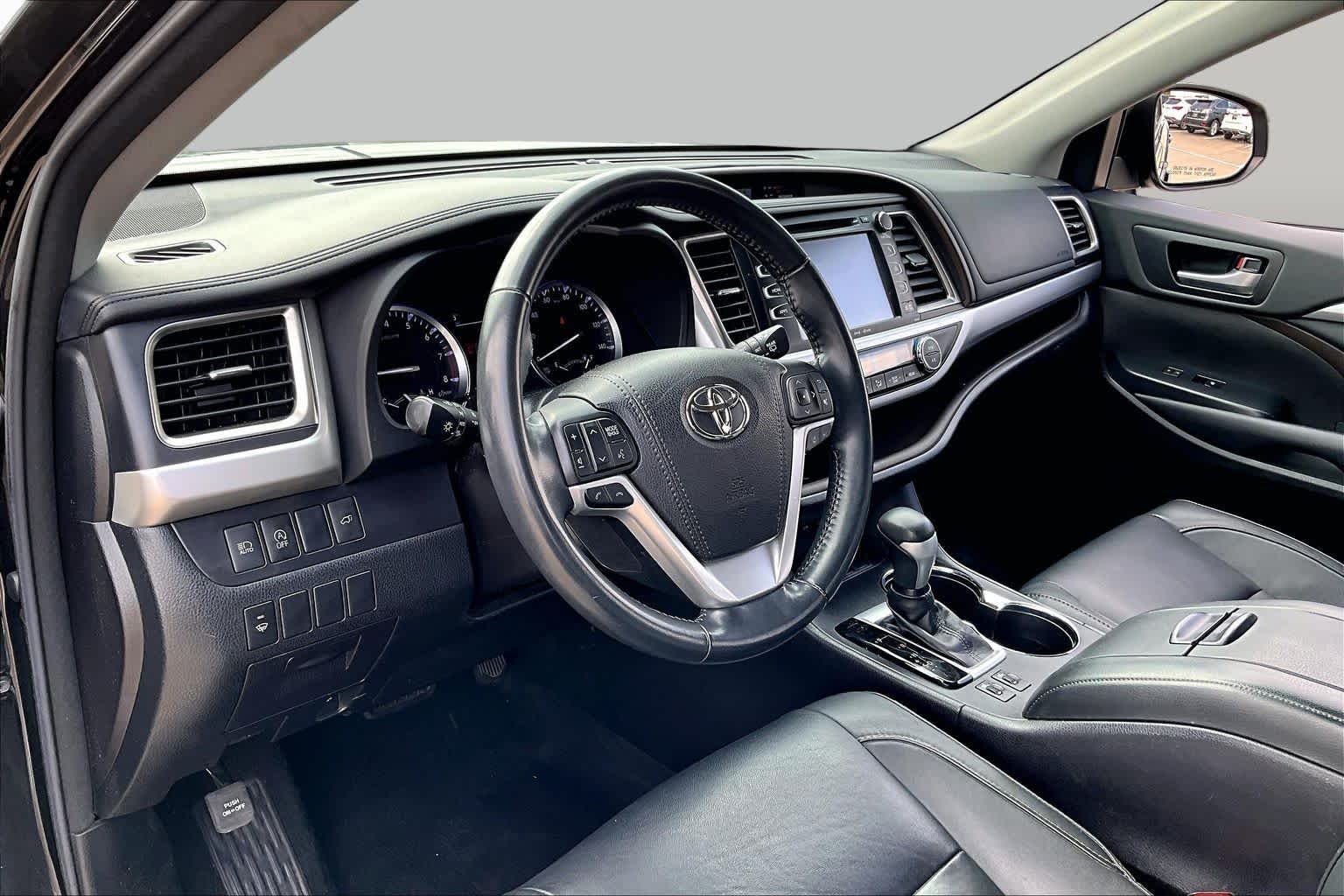 2017 Toyota Highlander photo 16 of 33