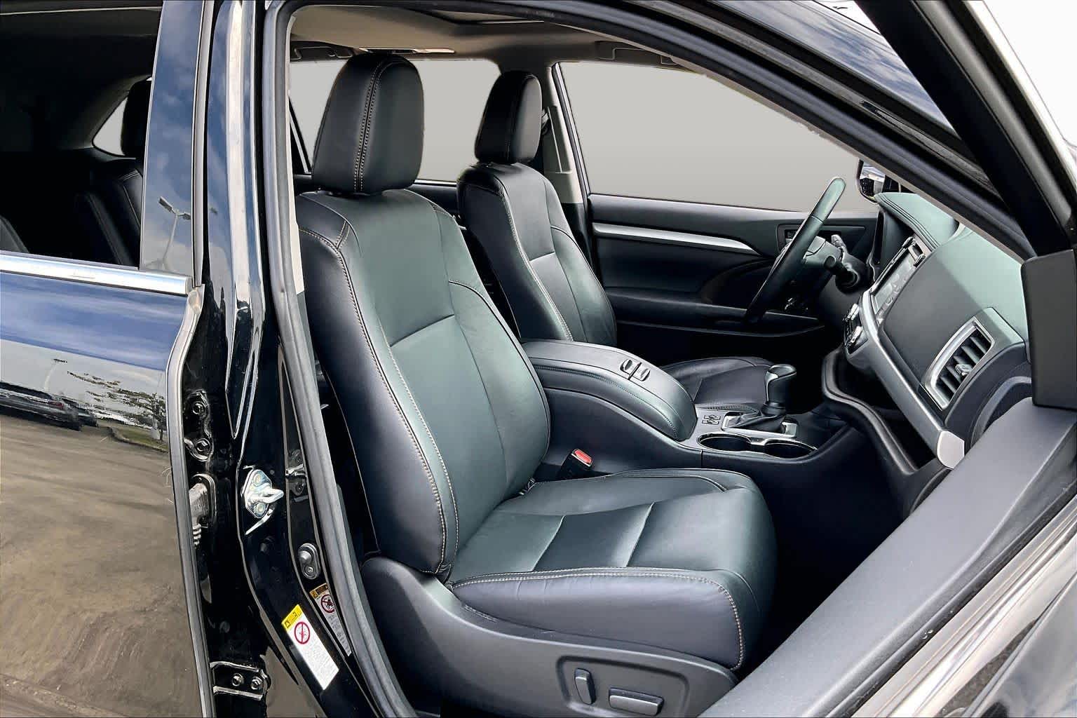 2017 Toyota Highlander photo 8 of 33