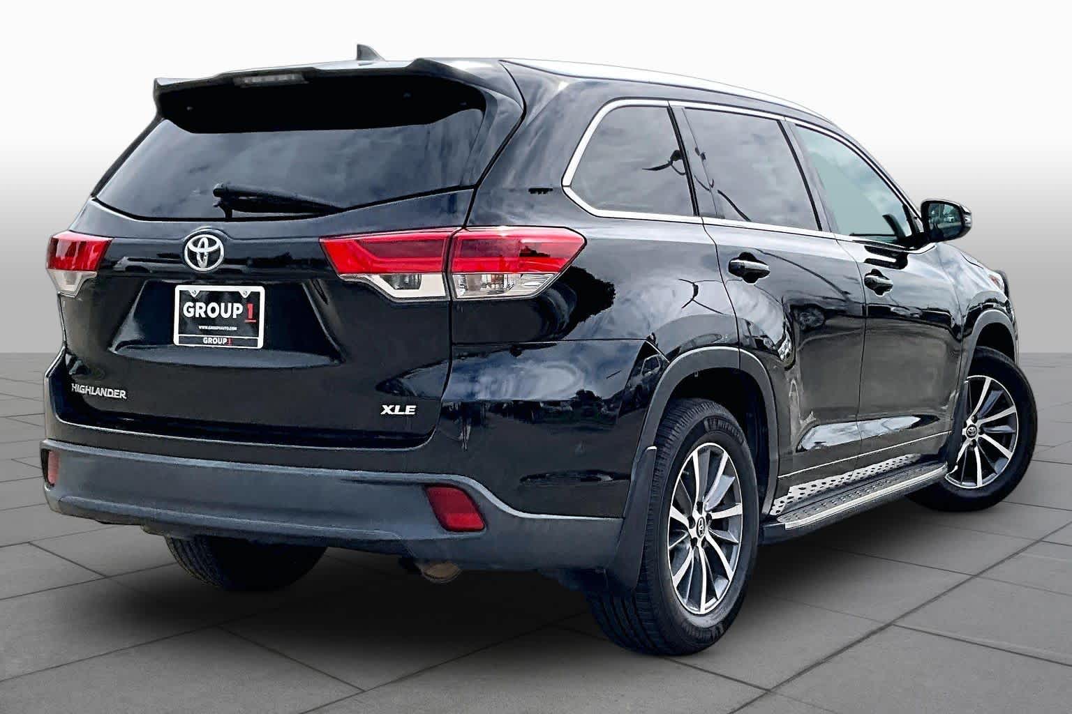 2017 Toyota Highlander photo 12 of 33