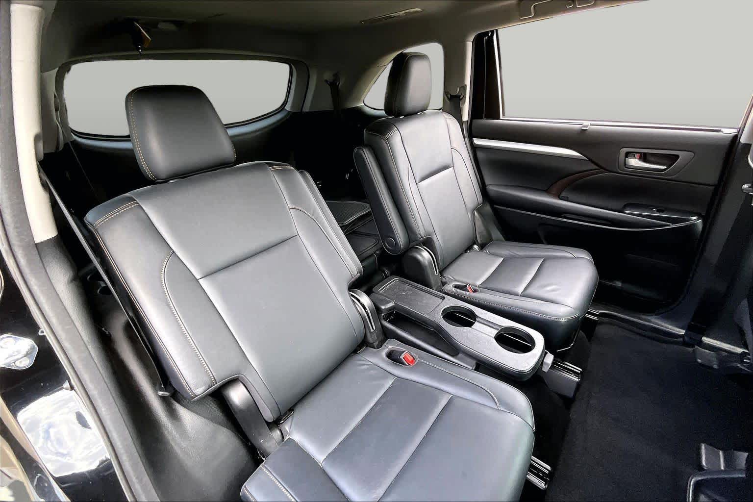 2017 Toyota Highlander photo 18 of 33