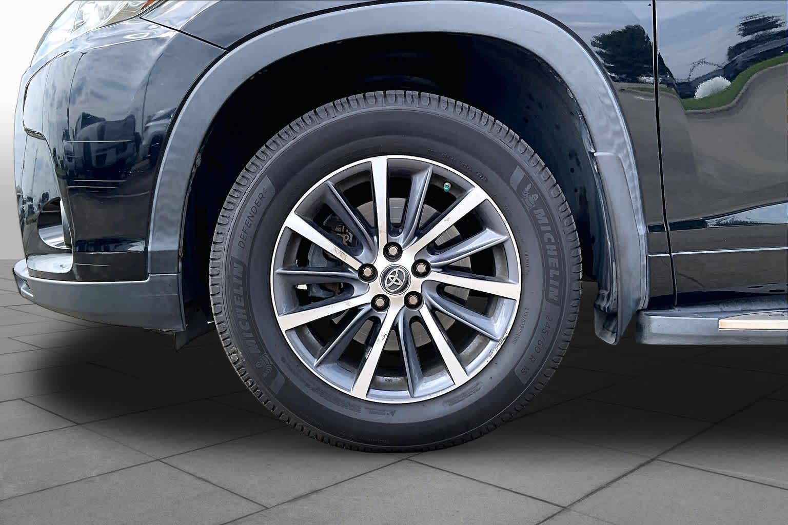 2017 Toyota Highlander photo 10 of 33