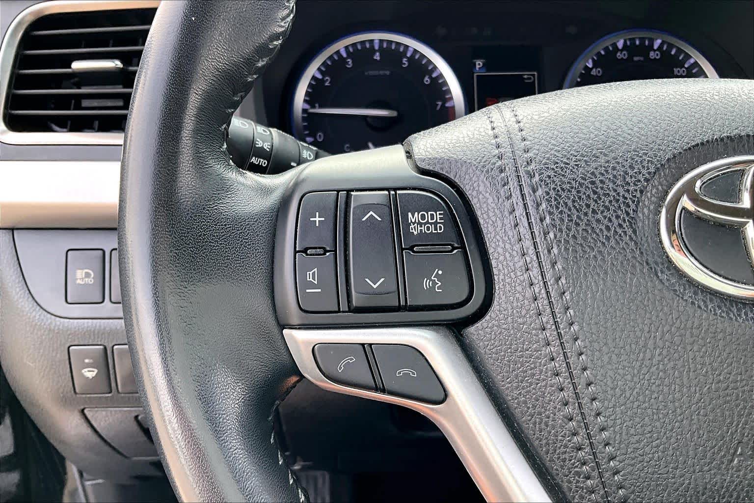 2017 Toyota Highlander photo 22 of 33