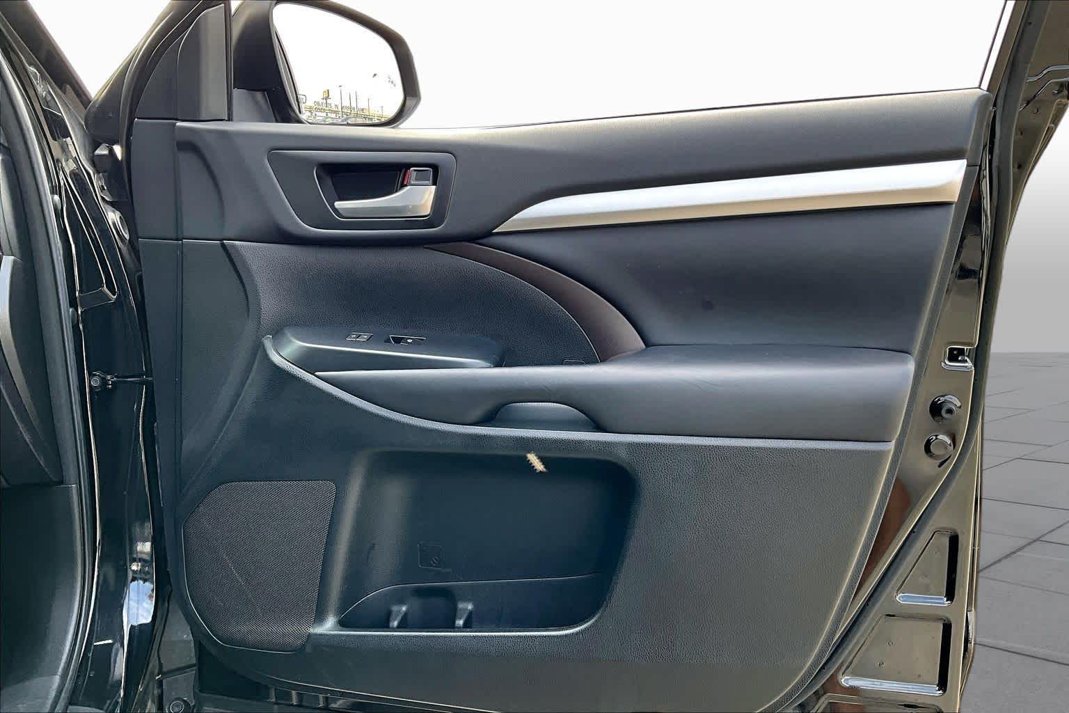 2017 Toyota Highlander photo 21 of 33