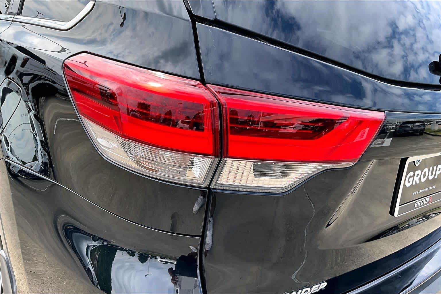 2017 Toyota Highlander photo 27 of 33